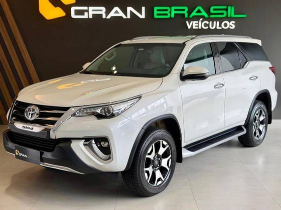 TOYOTA HILUX SW4 2.8 SRX DIAMOND 4X4 7 LUGARES 16V TURBO INTERCOOLER DIESEL 4P AUTOMÁTICO